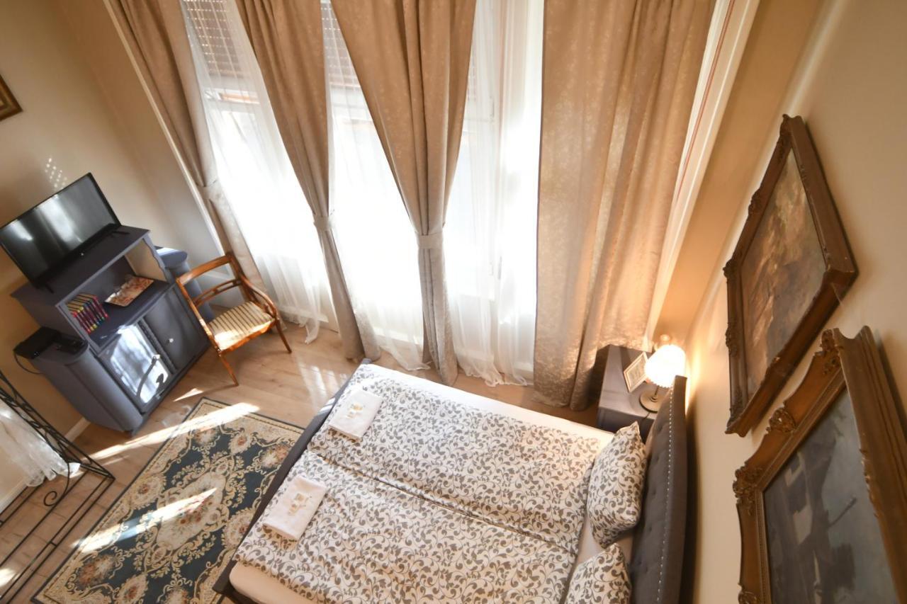 Tulipan Villa Panzio โซลนอค ภายนอก รูปภาพ