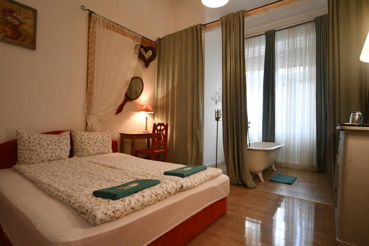 Tulipan Villa Panzio โซลนอค ภายนอก รูปภาพ