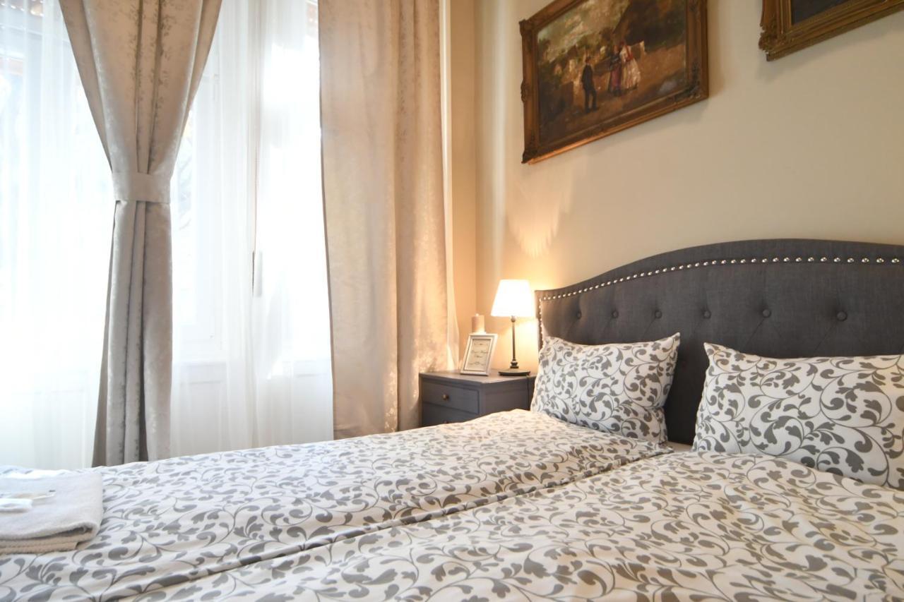 Tulipan Villa Panzio โซลนอค ภายนอก รูปภาพ