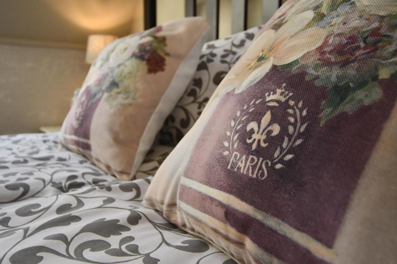Tulipan Villa Panzio โซลนอค ภายนอก รูปภาพ