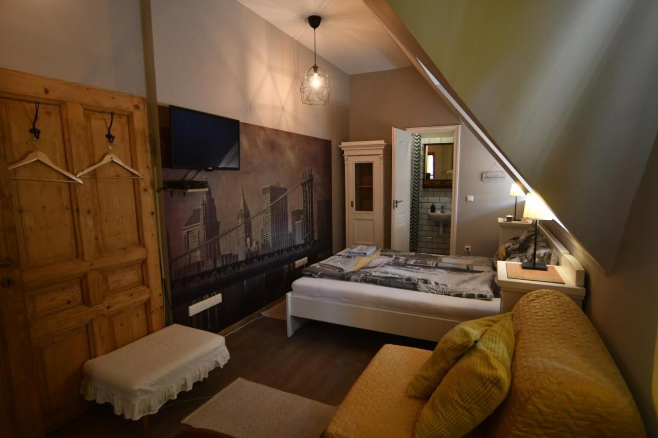 Tulipan Villa Panzio โซลนอค ภายนอก รูปภาพ